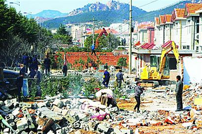 崂山核心地段挥重拳救风景 违建夫妻抗拆汽油淋身 崂山核心地段挥重拳救风景 违建夫妻抗拆汽油淋身