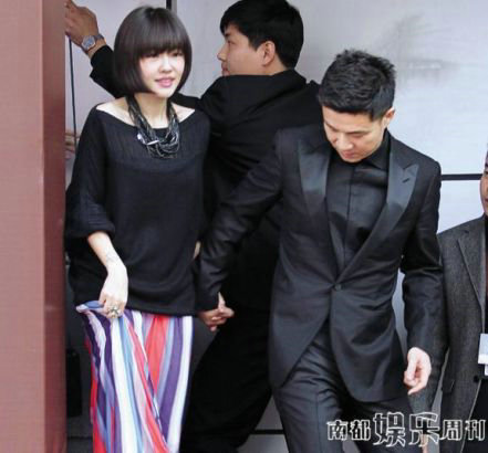 许雅钧在上海开面包店，小S亲自到场站台吆喝。