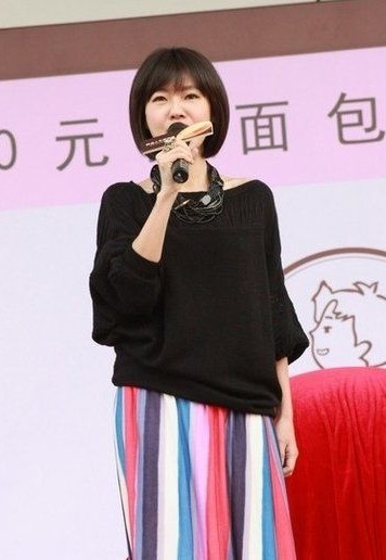 小S一年收入8千万