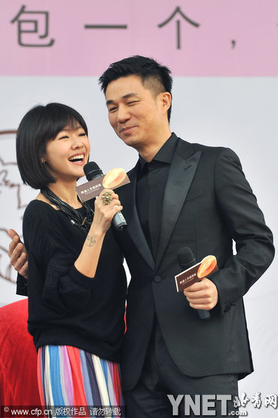 小S与老公许雅钧贴身秀恩爱