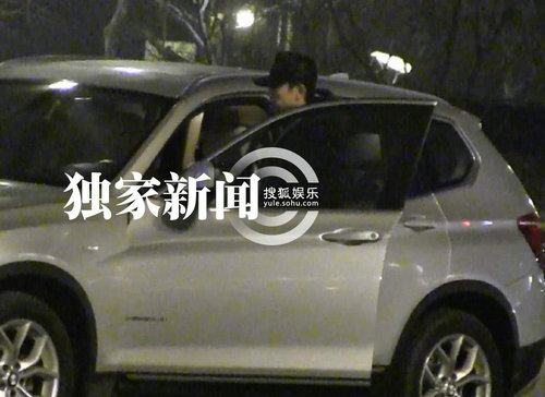 夏雨潮装出行显慈父情怀