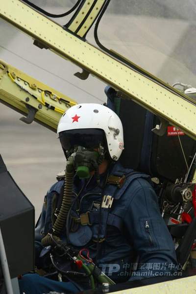 资料图：试飞员做试飞准备工作。特约记者谭 超摄