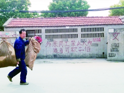 路过这里的农民大叔一脸无奈。 记者谢冰林 摄