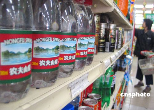 最近，农夫山泉“有点烦”，在不到20天的时间里，农夫山泉先后被曝出喝出黑色不明物、棕色漂浮物以及“水源地垃圾围城”等消息。