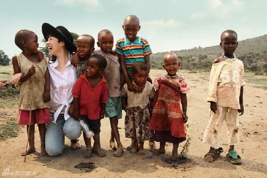 海清现身非洲做公益 派送糖果抱小孩亲和力十足受追捧