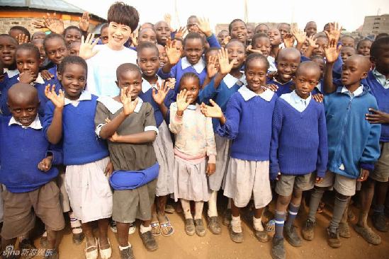 海清现身非洲做公益 派送糖果抱小孩亲和力十足受追捧