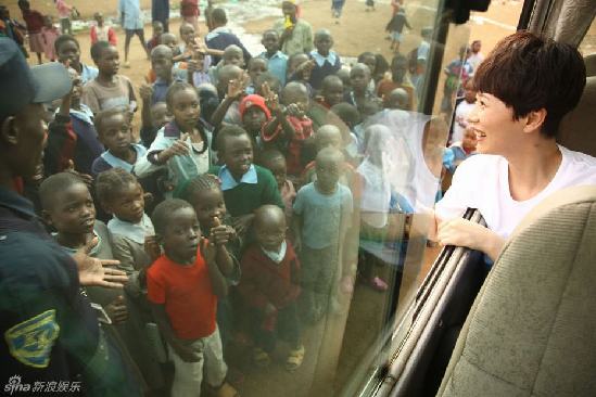 海清现身非洲做公益 派送糖果抱小孩亲和力十足受追捧