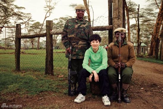 海清现身非洲做公益 派送糖果抱小孩亲和力十足受追捧