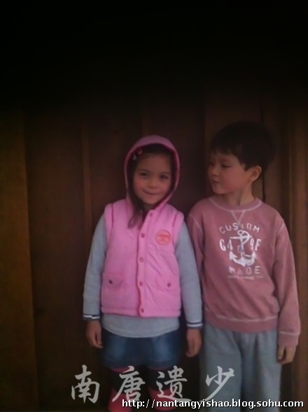 央视名嘴姜丰混血儿女近照