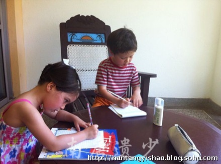 央视名嘴姜丰混血儿女近照