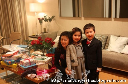 央视名嘴姜丰混血儿女近照