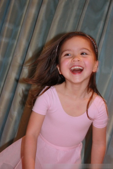 央视主播姜丰混血儿女被赞最美星二代