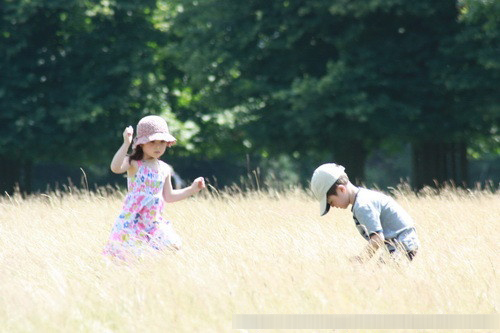 央视主播姜丰混血儿女被赞最美星二代