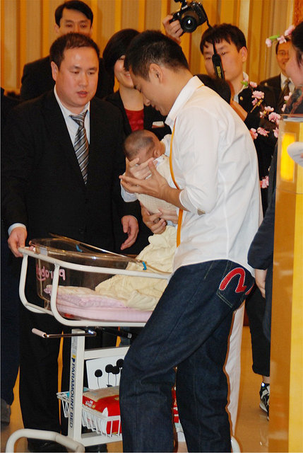 陈龙豪掷78万供爱妻坐月子 章龄之侧脸惊似孙菲菲