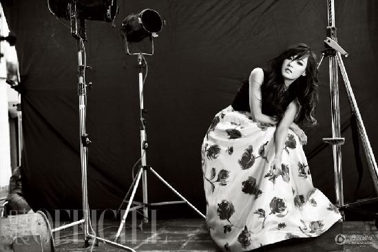 “辣妈”张柏芝登封面拍时尚大片 复古装露美背光鲜似少女