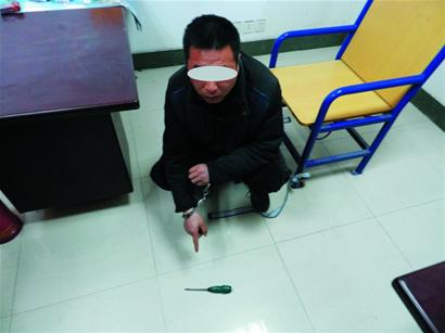 撬车行窃被逮正着假释男子抓狂咬人 撬车行窃被逮正着假释男子抓狂咬人