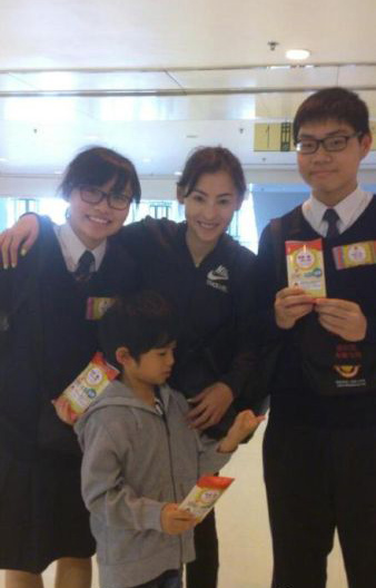 张柏芝携Lucas做义工与粉丝合影 Lucas长高变更帅