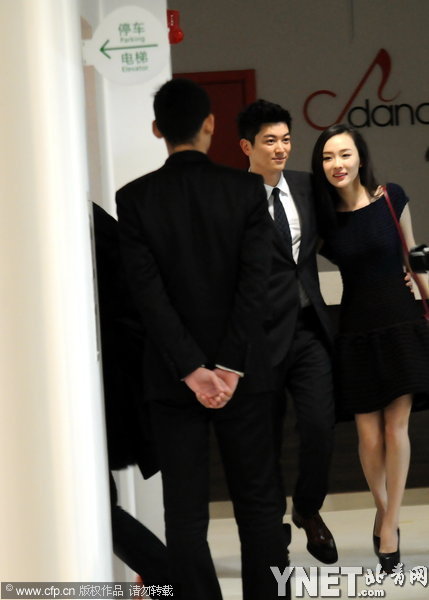 霍思燕和男友恩爱现身