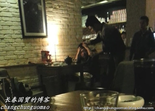 编剧于正在咖啡馆遭人殴打