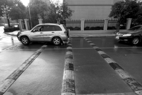 2011年11月1日,金鹰小区,车辆缓缓通过三条一组的减速带。图/记者辜鹏博