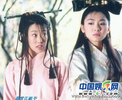 图揭“穷酸”剧组雷人古装造型 蒋勤勤戴鸡毛陈乔恩PK日本动漫