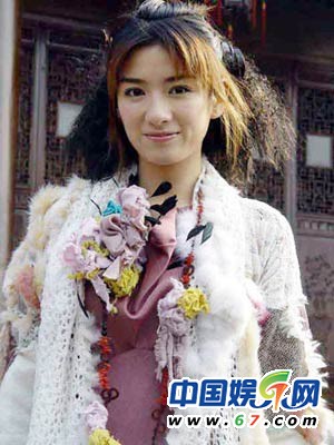 图揭“穷酸”剧组雷人古装造型 蒋勤勤戴鸡毛陈乔恩PK日本动漫