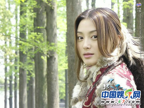 图揭“穷酸”剧组雷人古装造型 蒋勤勤戴鸡毛陈乔恩PK日本动漫