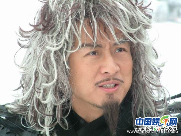 图揭“穷酸”剧组雷人古装造型 蒋勤勤戴鸡毛陈乔恩PK日本动漫