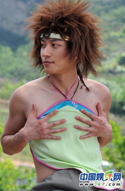 图揭“穷酸”剧组雷人古装造型 蒋勤勤戴鸡毛陈乔恩PK日本动漫