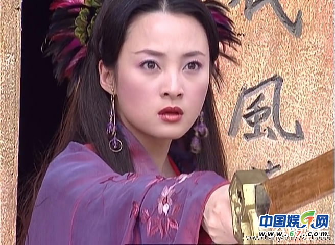 图揭“穷酸”剧组雷人古装造型 蒋勤勤戴鸡毛陈乔恩PK日本动漫