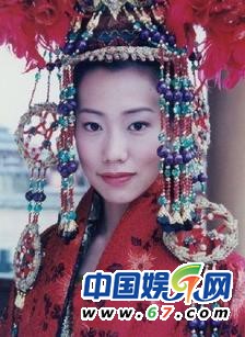 图揭“穷酸”剧组雷人古装造型 蒋勤勤戴鸡毛陈乔恩PK日本动漫