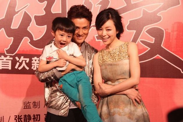 潘粤明现身面露憔悴笑容僵硬 新剧演“前夫”虐心