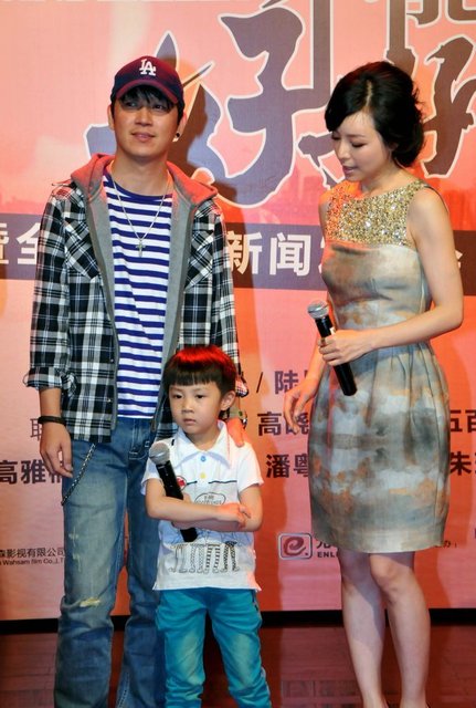 潘粤明现身面露憔悴笑容僵硬 新剧演“前夫”虐心