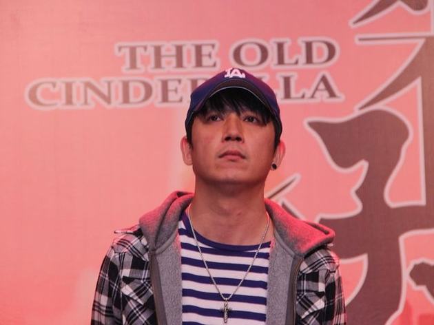 潘粤明现身面露憔悴笑容僵硬 新剧演“前夫”虐心