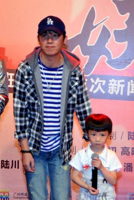 潘粤明现身面露憔悴笑容僵硬 新剧演“前夫”虐心