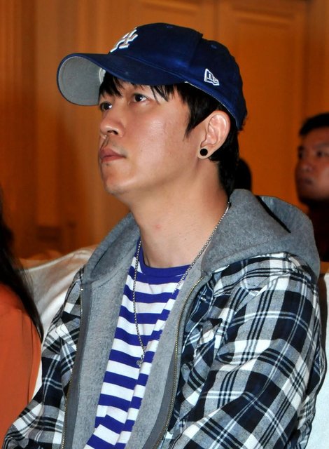 潘粤明现身面露憔悴笑容僵硬 新剧演“前夫”虐心