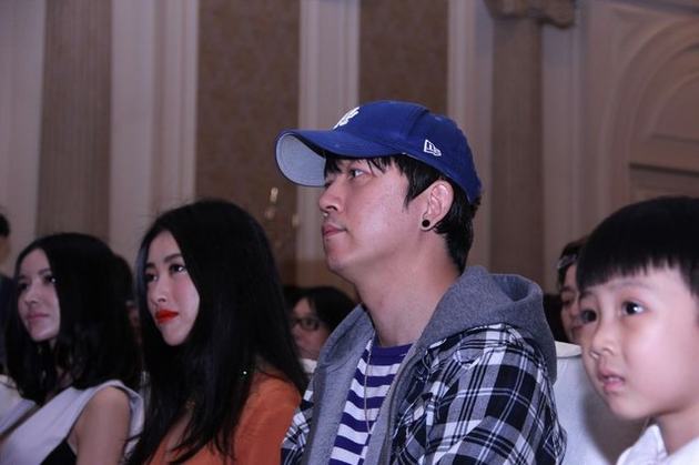 潘粤明现身面露憔悴笑容僵硬 新剧演“前夫”虐心