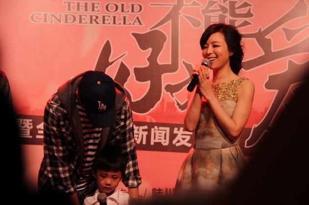 潘粤明现身面露憔悴笑容僵硬 新剧演“前夫”虐心