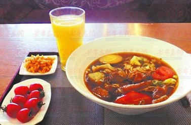 青岛机场1份牛肉面卖128元 限价令成一纸空文