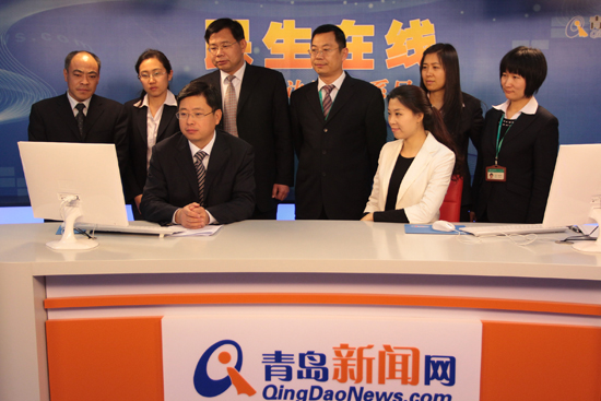 中国农业银行青岛市分行副行长兰卫东(一排左一)与网民在线交流 (摄影 周琦) 中国农业银行青岛市分行副行长兰卫东(一排左一)与网民在线交流 (摄影 周琦)