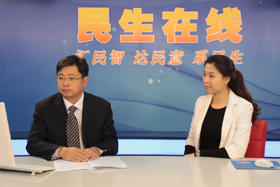 中国农业银行青岛市分行副行长兰卫东(左一)与网民在线交流 (摄影 周琦) 中国农业银行青岛市分行副行长兰卫东(左一)与网民在线交流 (摄影 周琦)