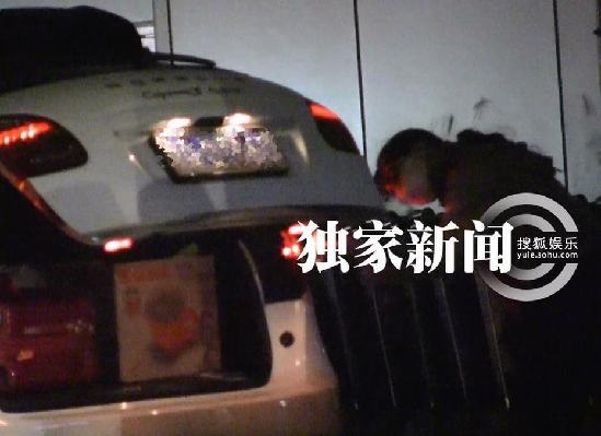 追星：谢楠似怀孕陪吴京宴请周晓欧 周冬雨搭神秘富二代