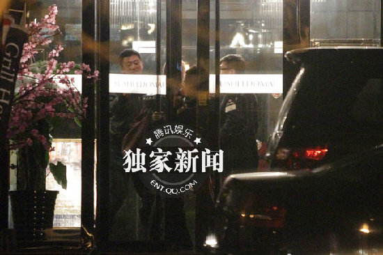 追星：谢楠似怀孕陪吴京宴请周晓欧 周冬雨搭神秘富二代