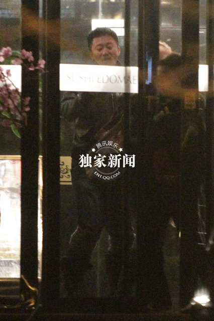 追星：谢楠似怀孕陪吴京宴请周晓欧 周冬雨搭神秘富二代