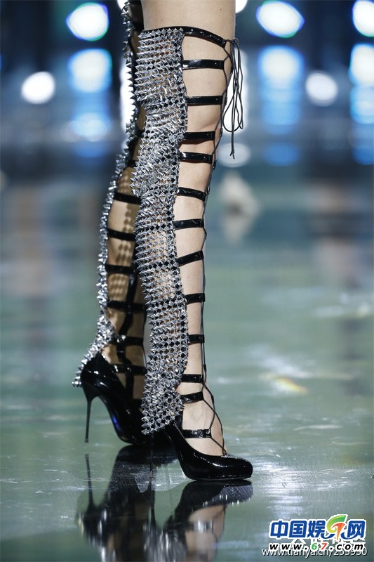 中国时装周：周韦彤抢镜秀捆绑装