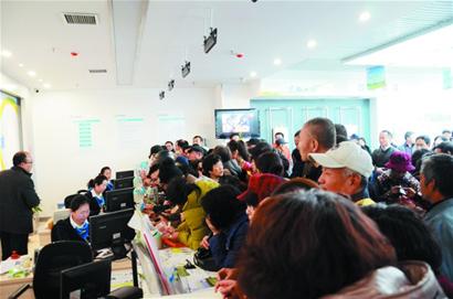 市民排队“抢气”累瘫叫号机