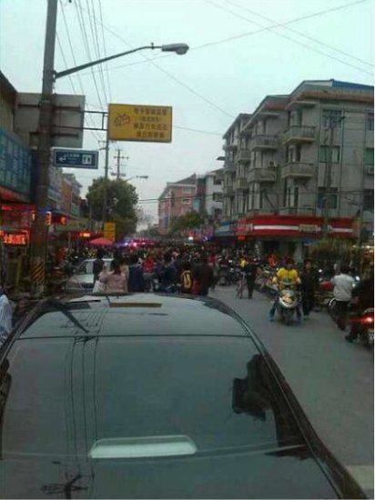 上海奉贤一男子砍杀两人后袭击小学 多人受伤