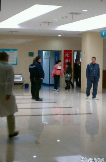 上海奉贤一男子砍杀两人后袭击小学 多人受伤