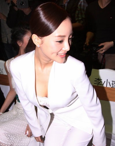 李小璐携夫亮相俯身露丰胸