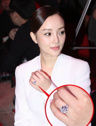 李小璐携夫亮相俯身露丰胸